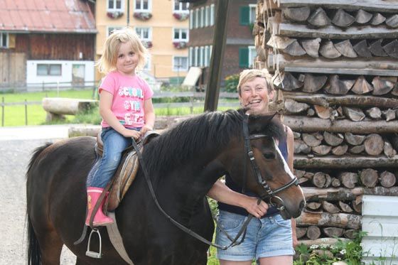 Kind auf dem Pferd in Schoppernau